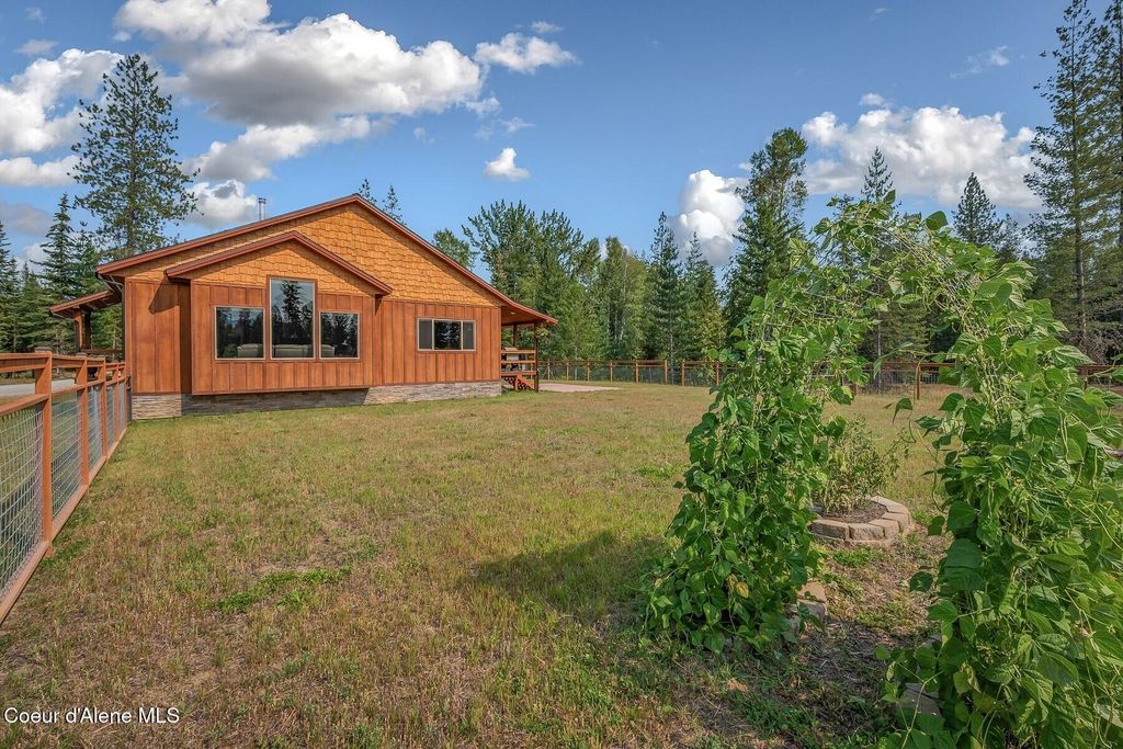 Photo of 521 Magpie Ln, Sandpoint, ID 83864 (MLS # 25-9025)