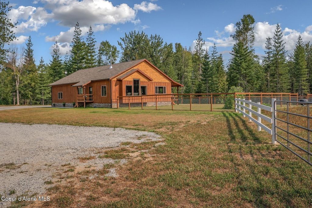 Photo of 521 Magpie Ln, Sandpoint, ID 83864 (MLS # 25-9025)