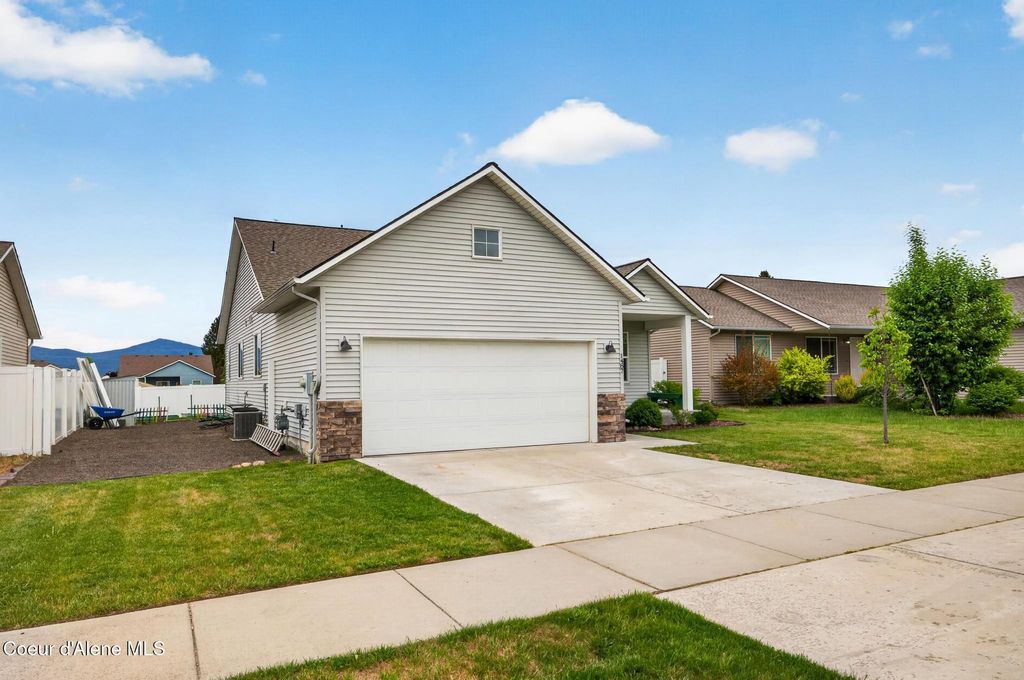 Photo of 1487 YELLOWSTONE AVE, Post Falls, ID 83854 (MLS # 26-5393)