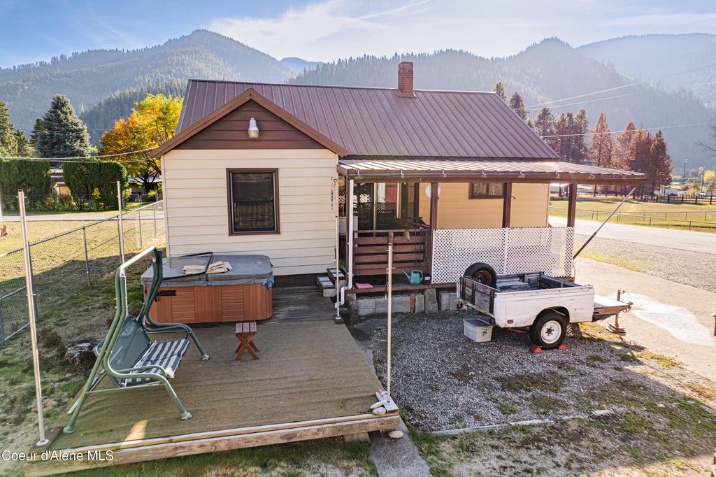 Photo of 120 4th St, Silverton, ID 83867 (MLS # 25-10517)