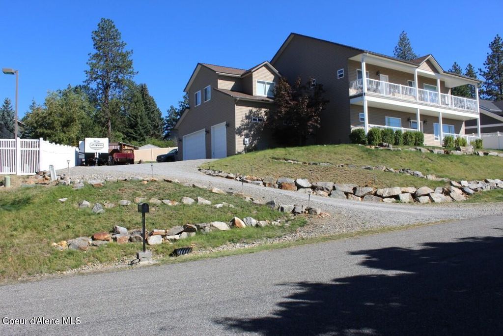 Photo of 2010 Grandview Dr, Coeur dAlene, ID 83815 (MLS # 25-5986)