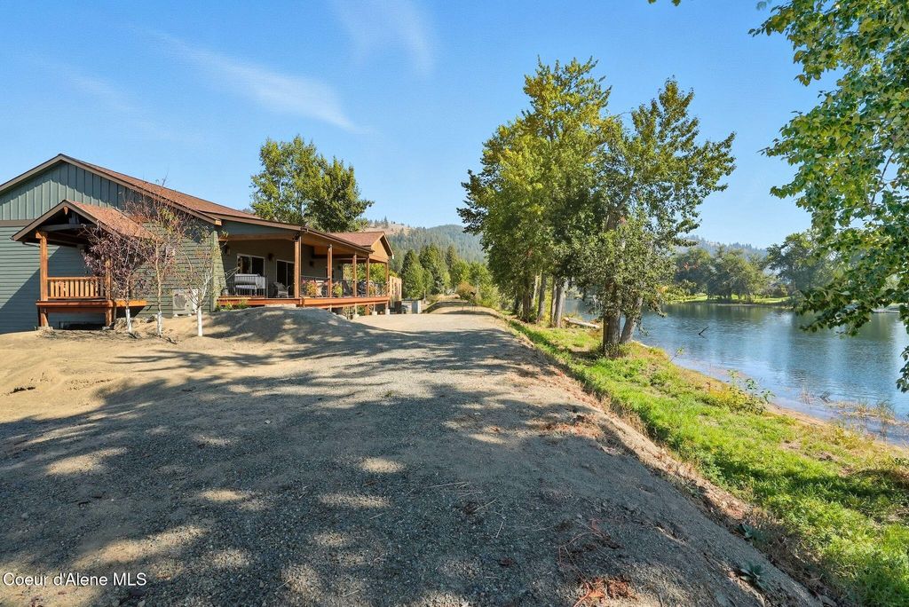 Photo of 530 Cottonwood, St. Maries, ID 83861 (MLS # 25-10205)