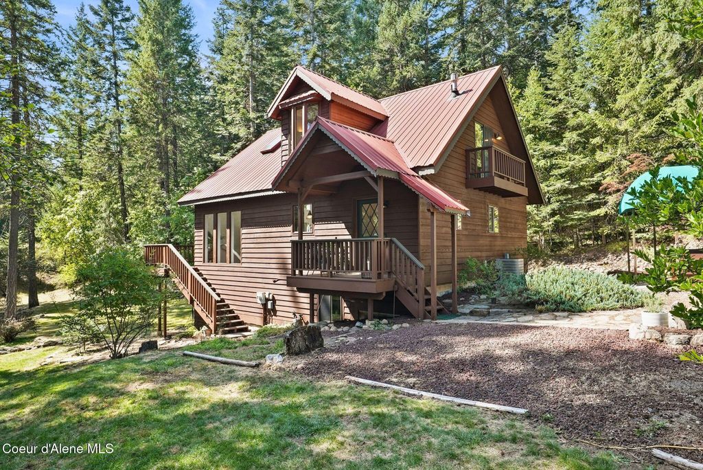 Photo of 18400 HOLIDAY Way, Hauser, ID 83854 (MLS # 25-8038)