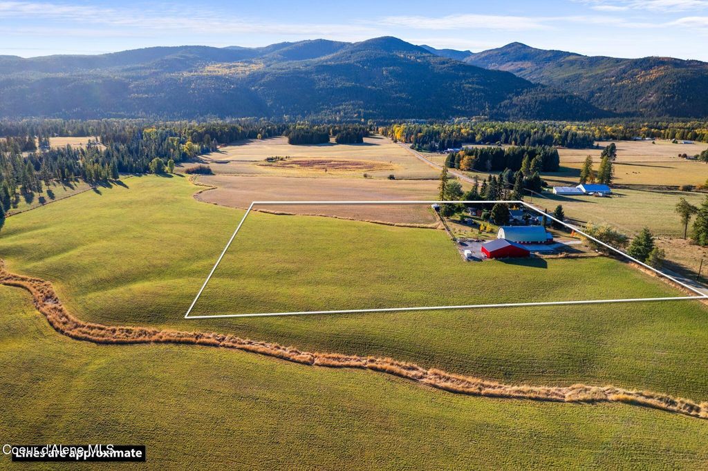 Photo of 982 Center Valley Valley, Sandpoint, ID 83864 (MLS # 25-4322)