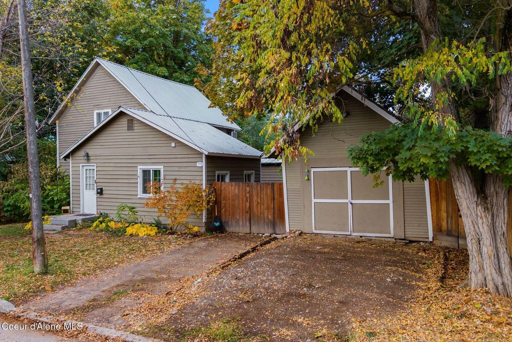 Photo of 711 Florence Ave, Sandpoint, ID 83864 (MLS # 25-10694)