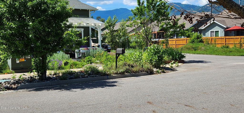 Photo of 1523 Nicholas Way, Sandpoint, ID 83864 (MLS # 25-10019)