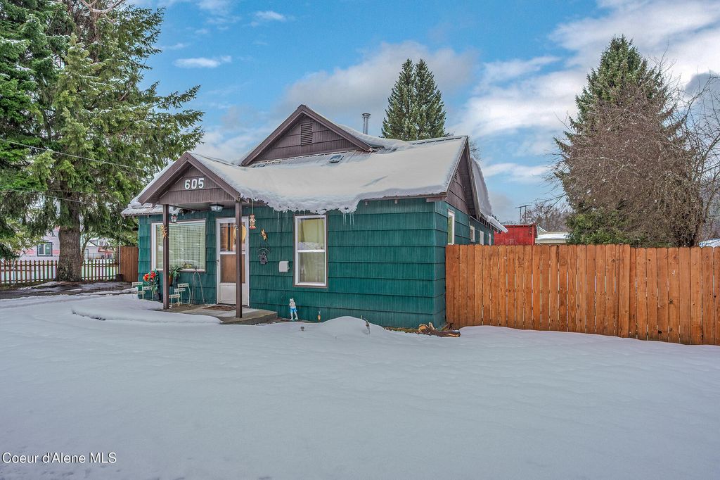 Photo of 605 Lewiston Ave, Pinehurst, ID 83850 (MLS # 26-2416)