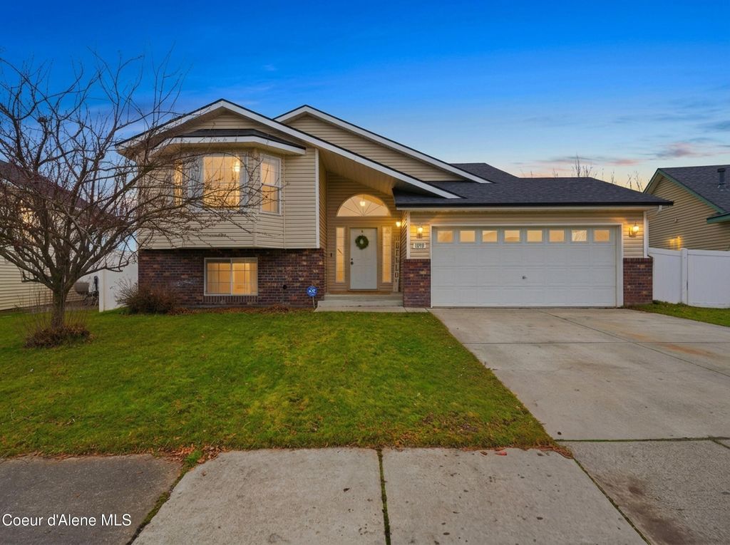 Photo of 1049 Bainbridge St, Post Falls, ID 83854 (MLS # 26-3292)