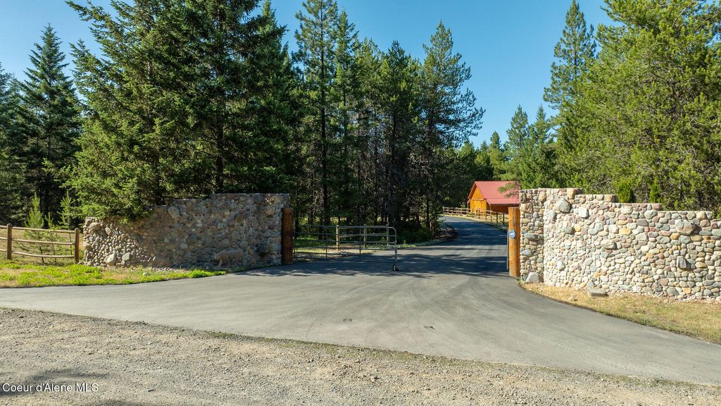 Photo of 8899 Coeur d'Alene Dr, Spirit Lake, ID 83869 (MLS # 26-2246)