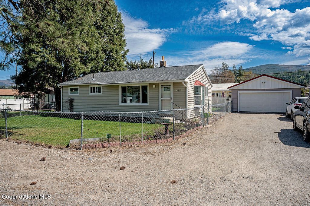 Photo of 407 5th St, Pinehurst, ID 83850 (MLS # 26-3977)