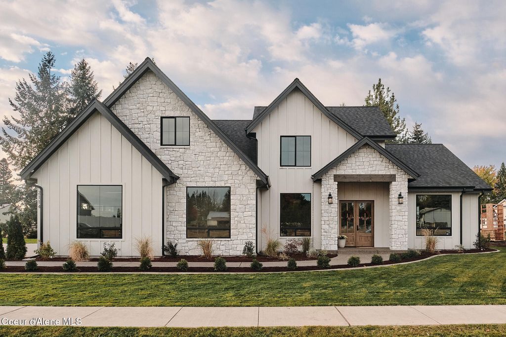 Photo of 2114 Boyles Ave, Hayden, ID 83835 (MLS # 25-11579)