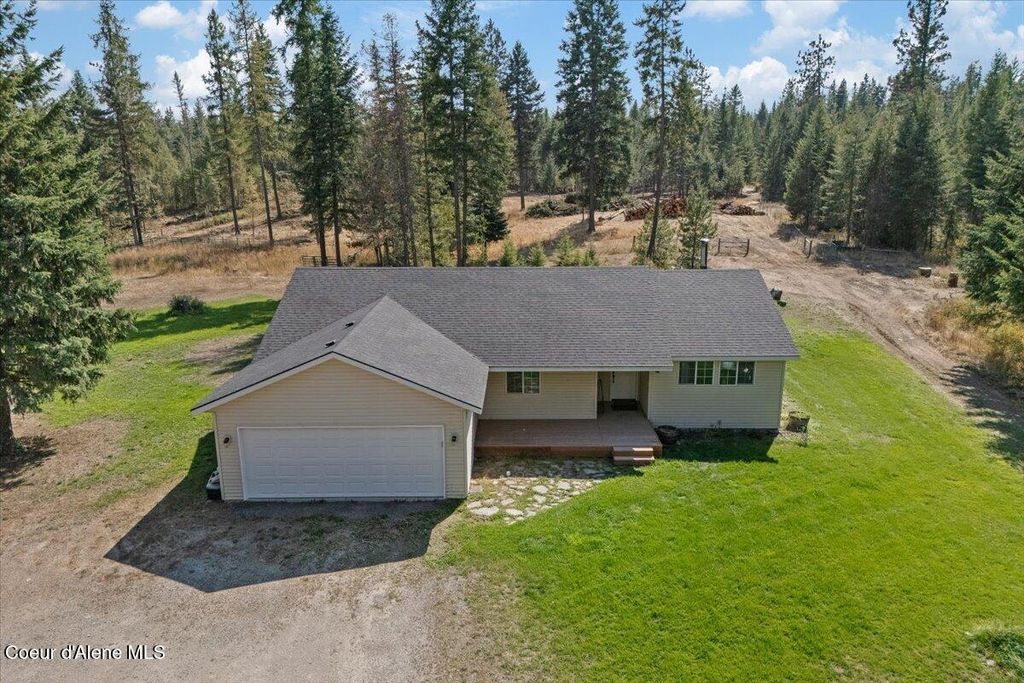 Photo of 32411 Kelso Dr, Spirit Lake, ID 83869 (MLS # 25-9363)