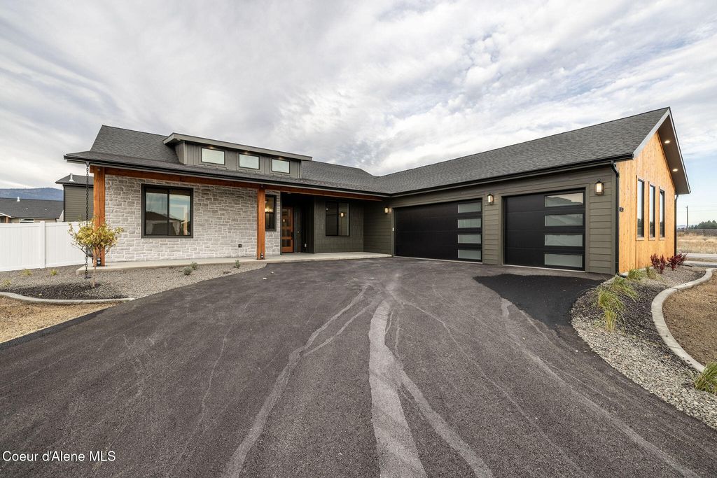 Photo of 8039 SPLITRAIL Ave, Rathdrum, ID 83858 (MLS # 25-10360)