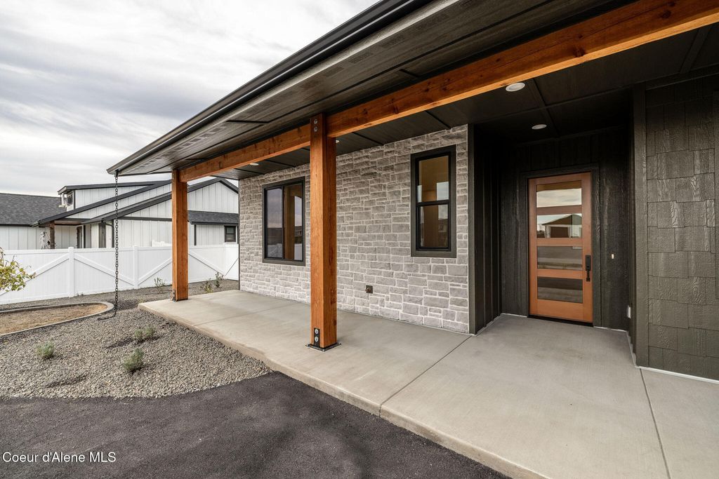 Photo of 8039 SPLITRAIL Ave, Rathdrum, ID 83858 (MLS # 25-10360)