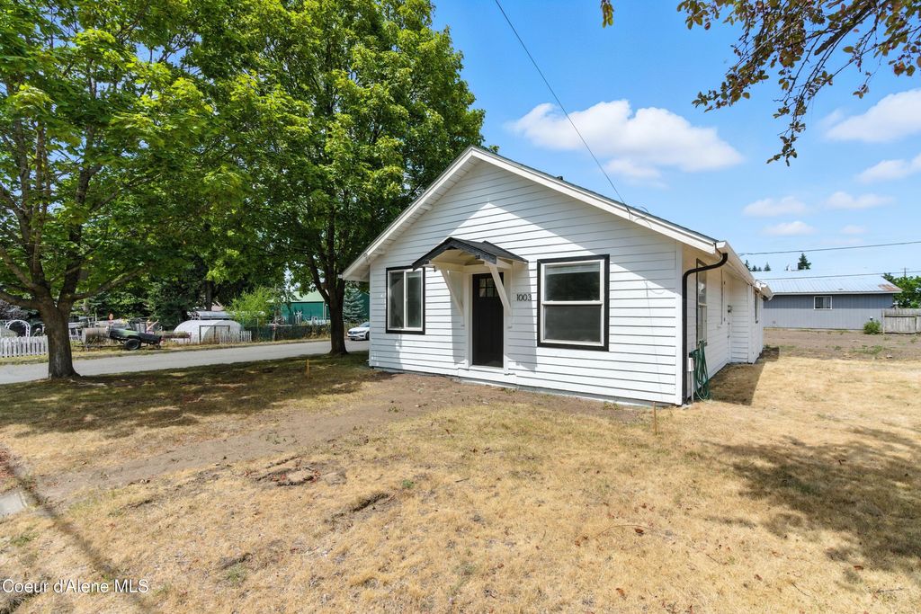 Photo of 1003 HARRISON Ave, Coeur dAlene, ID 83814 (MLS # 25-8075)
