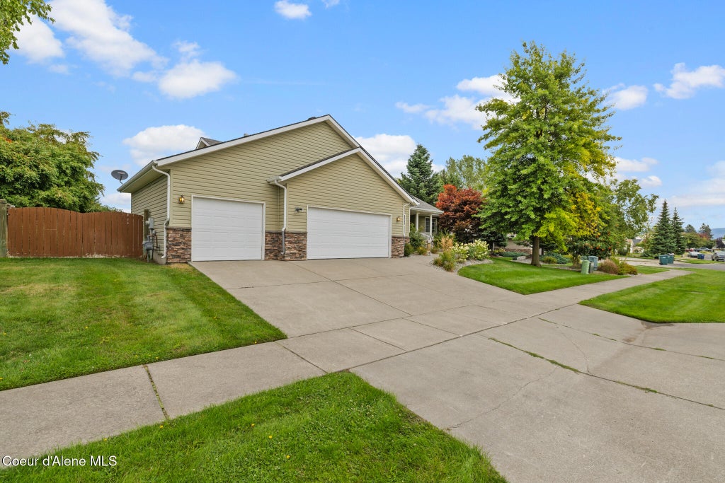 Photo of 9015 Torrey LN, Hayden, ID 83835 (MLS # 26-9294)