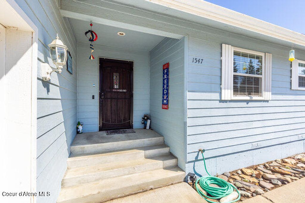 Photo of 1547 Stratford Dr, Hayden, ID 83835 (MLS # 25-4346)