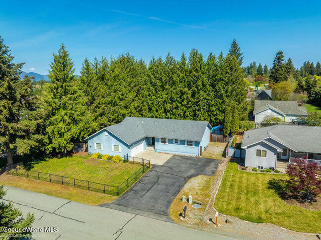 Photo of 1547 Stratford Dr, Hayden, ID 83835 (MLS # 25-4346)