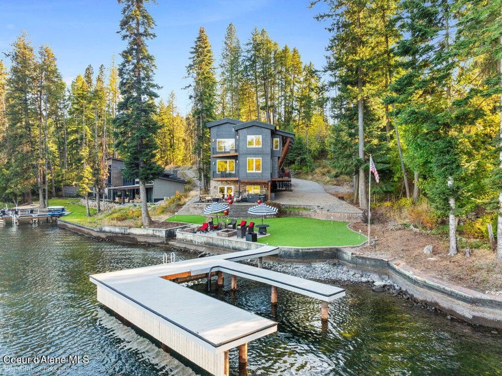Photo of 8817 RIVERVIEW Dr, Coeur dAlene, ID 83814 (MLS # 25-10234)