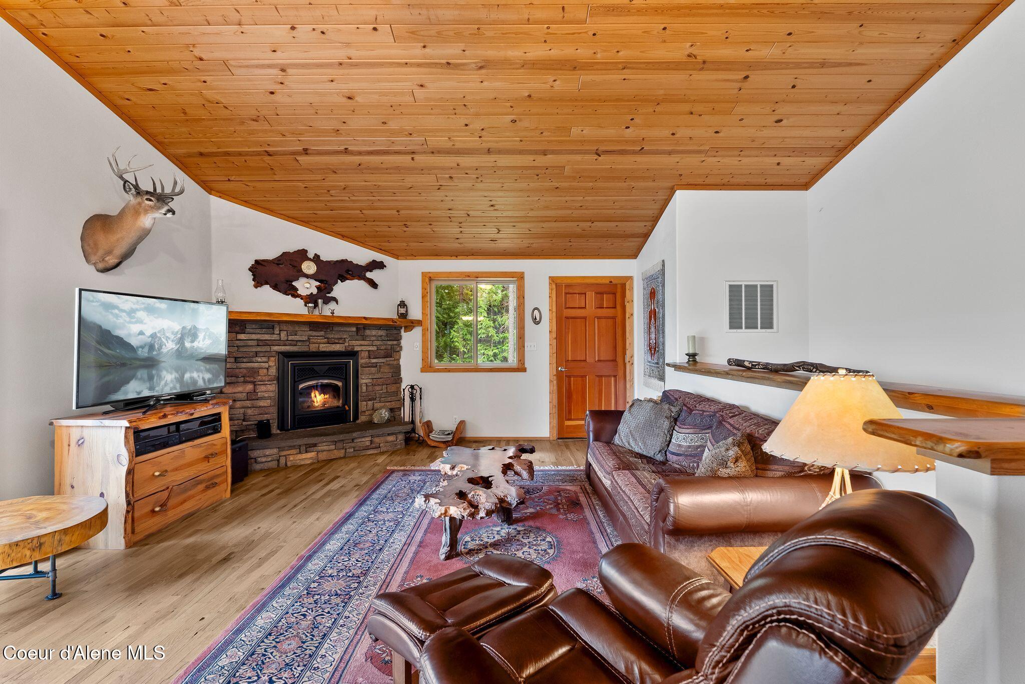 335 Tamarack Ln, Sagle, Alaska image 9