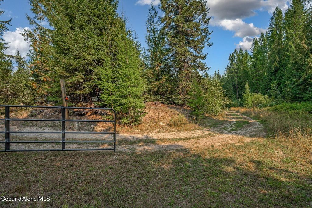 Photo of 1213 Tanglewood Dr, Priest River, ID 83856 (MLS # 25-9159)