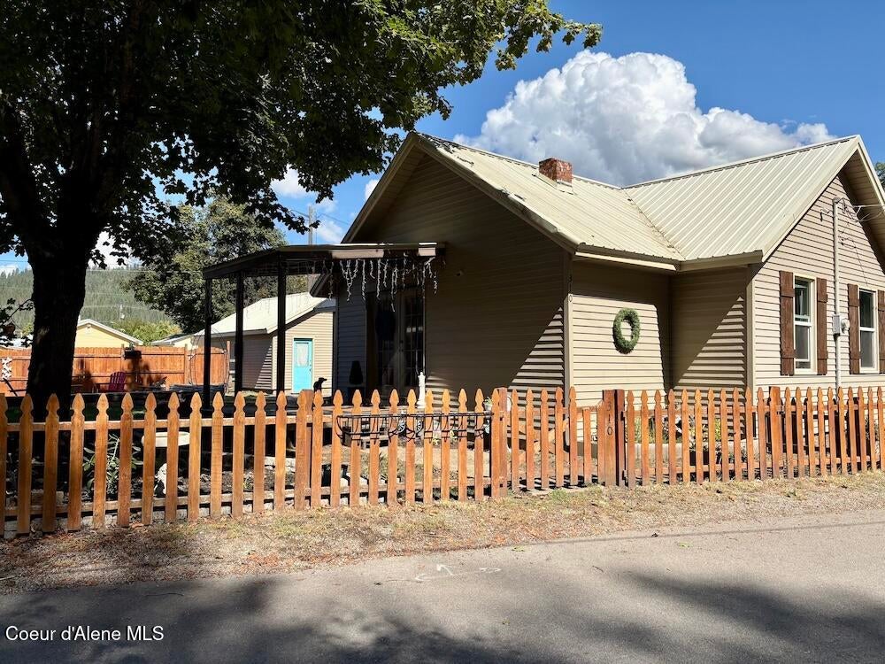 Photo of 310 Hill Ave, Smelterville, ID 83868 (MLS # 26-9207)