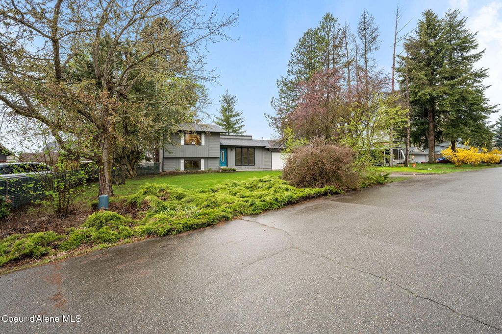 Photo of 2020 James Crowe Dr, Hayden, ID 83835 (MLS # 26-3464)