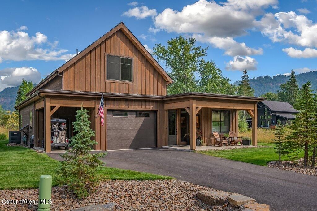 Photo of 107 Oxbow Rd, Sandpoint, ID 83864 (MLS # 26-7121)