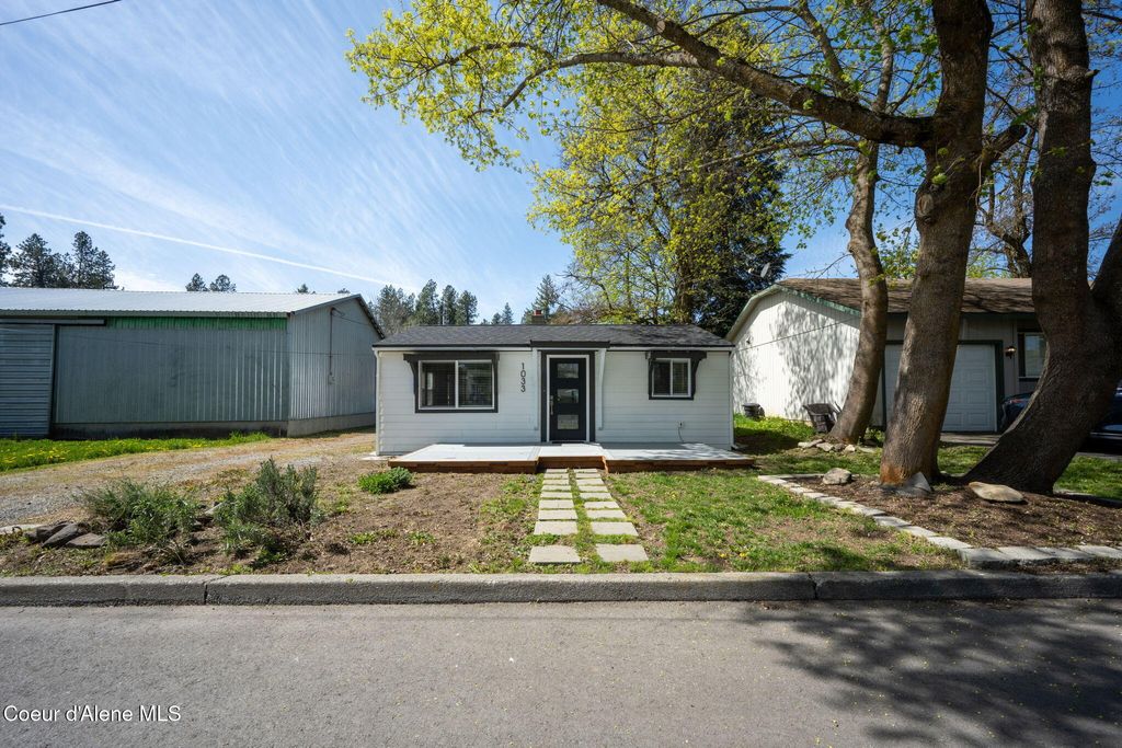 Photo of 1033 1st St, Coeur dAlene, ID 83814 (MLS # 26-3917)