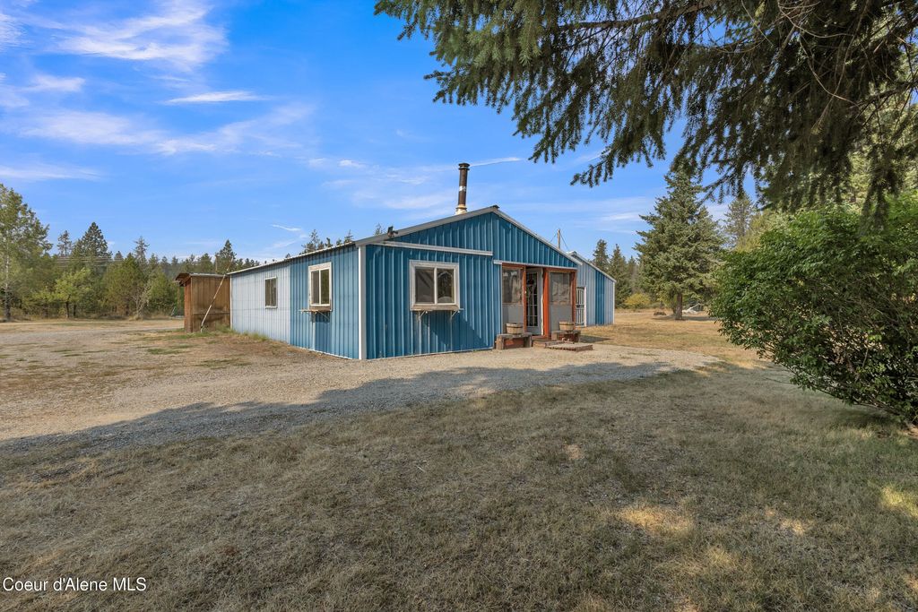 Photo of 396 Wakena Ln, Priest River, ID 83856 (MLS # 25-9196)