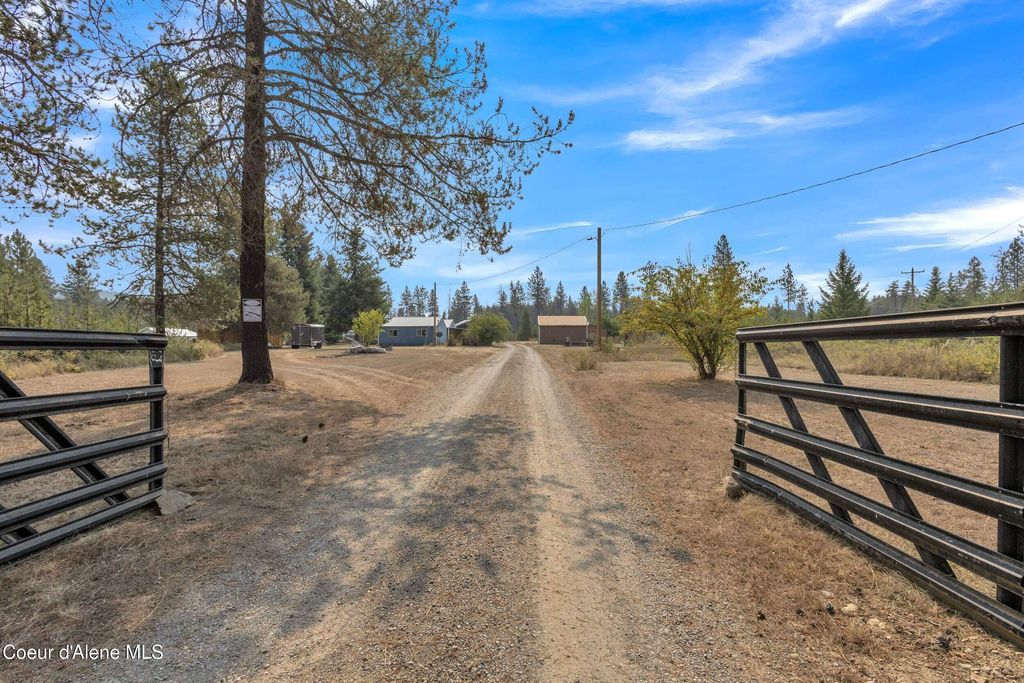 Photo of 396 Wakena Ln, Priest River, ID 83856 (MLS # 25-9196)