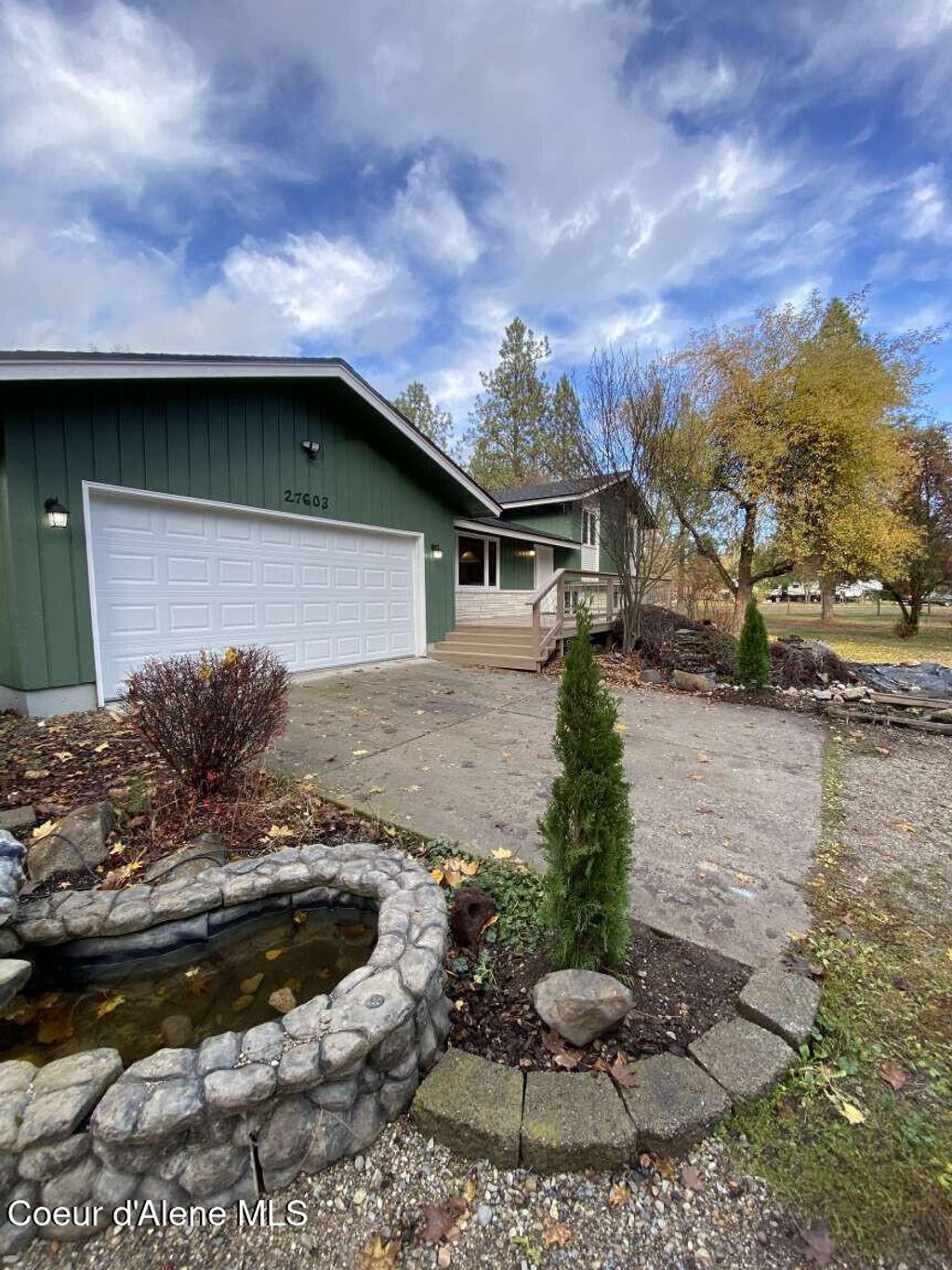 Photo of 27603 Cottonwood Rd, Chattaroy, WA 99003 (MLS # 25-10871)