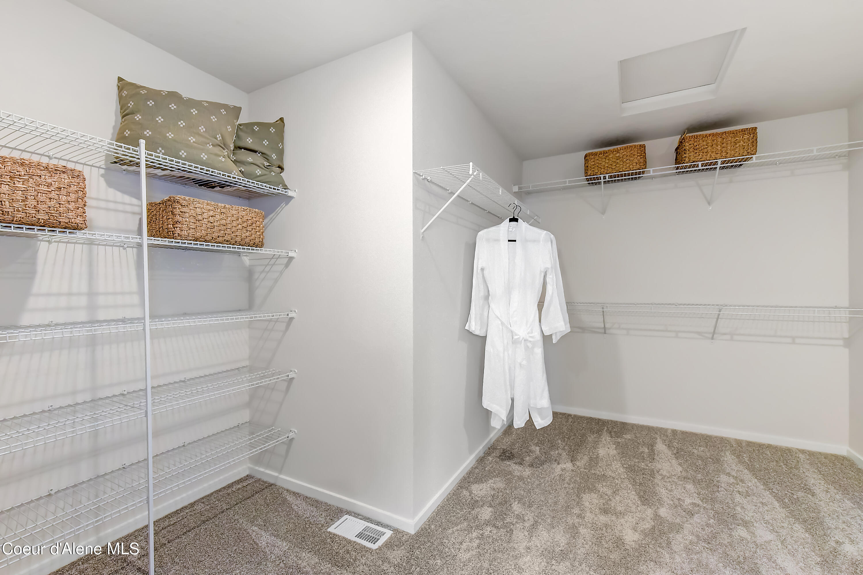 Hayden, Idaho 83835, United States, 4 Bedrooms Bedrooms, ,3 BathroomsBathrooms,Residential,Pending,60295