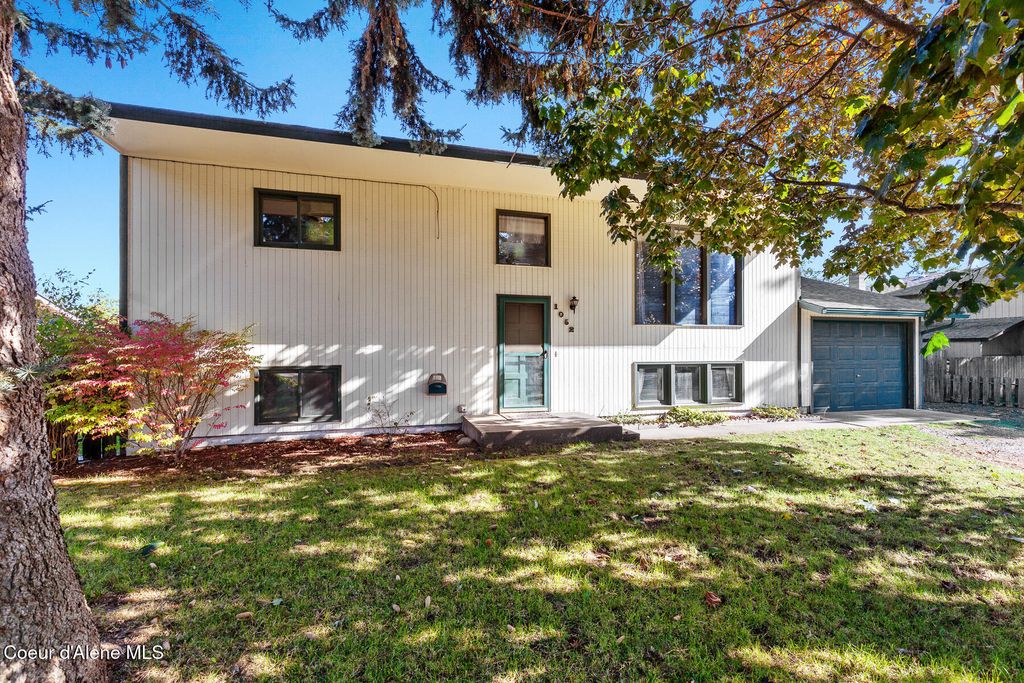 Photo of 1052 Monarch Ave, Post Falls, ID 83854 (MLS # 25-10368)