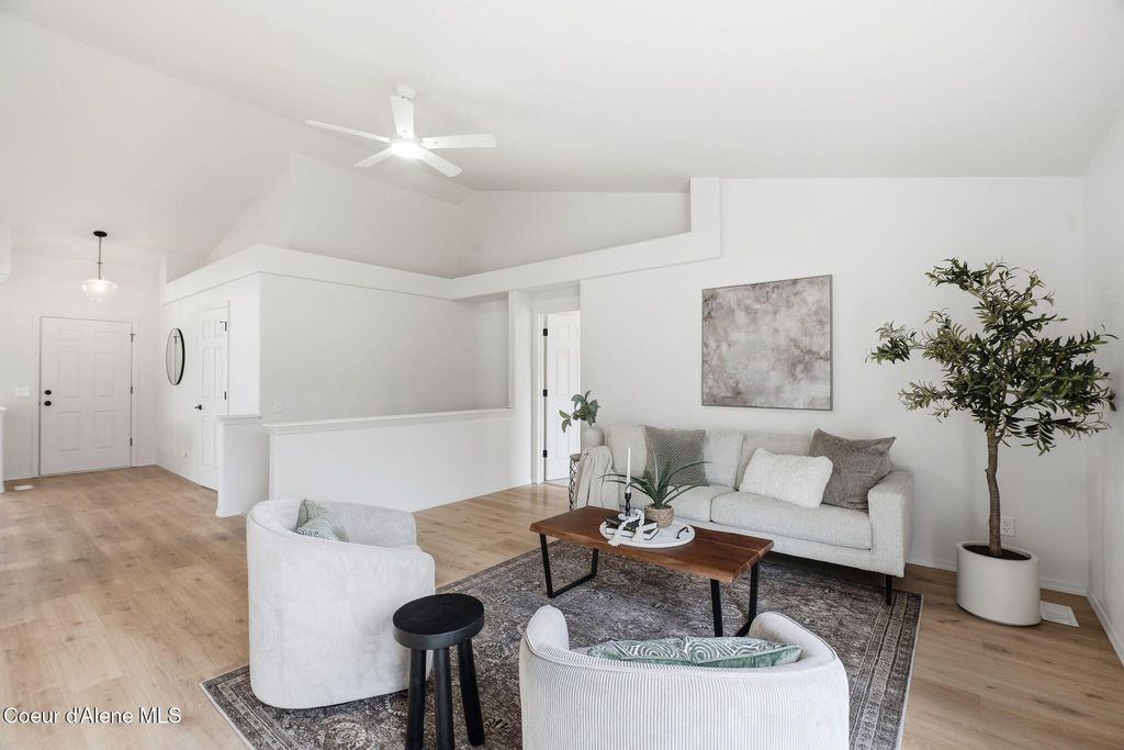 Photo of 1664 DURHAM Dr, Coeur dAlene, ID 83815 (MLS # 25-11005)