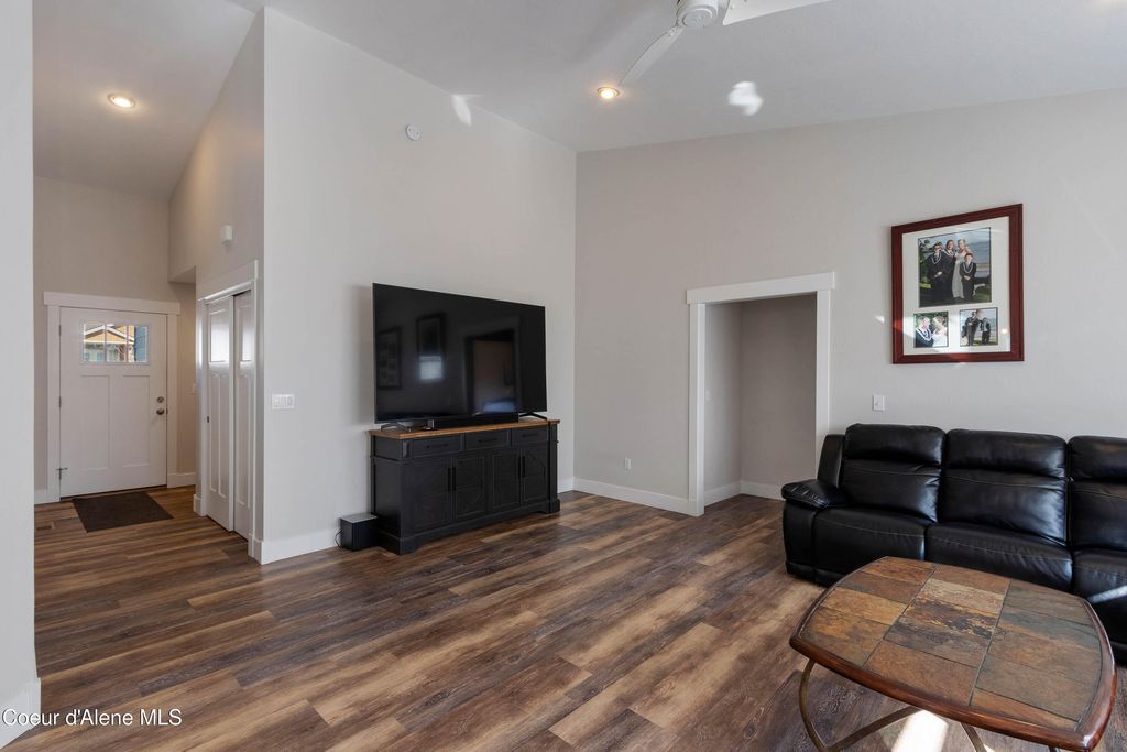 Photo of 1619 Mosshart St, Sandpoint, ID 83864 (MLS # 26-1760)