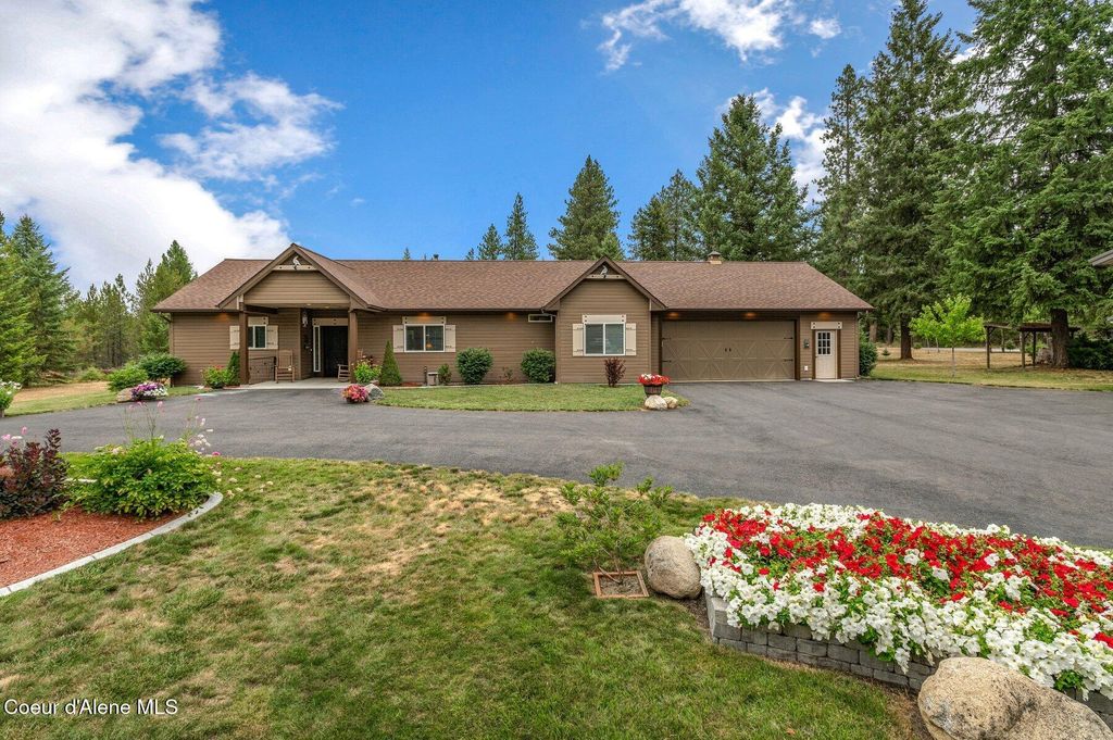 Photo of 975 OHIO MATCH Rd, Rathdrum, ID 83858 (MLS # 25-8191)