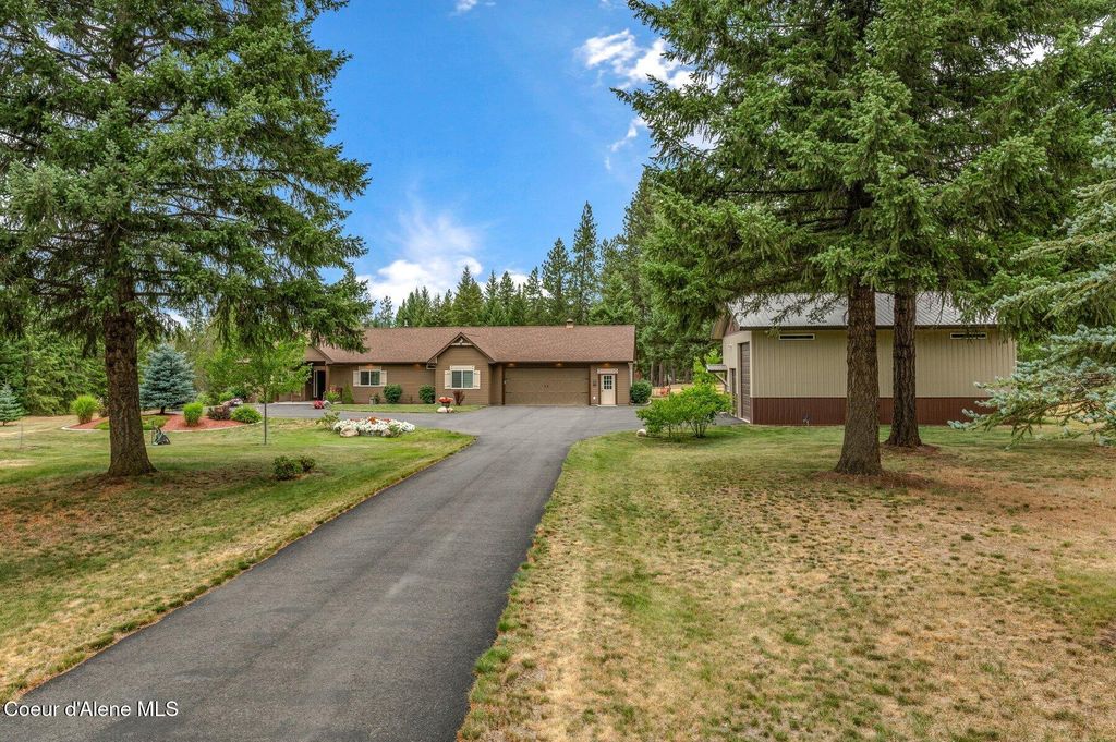 Photo of 975 OHIO MATCH Rd, Rathdrum, ID 83858 (MLS # 25-8191)