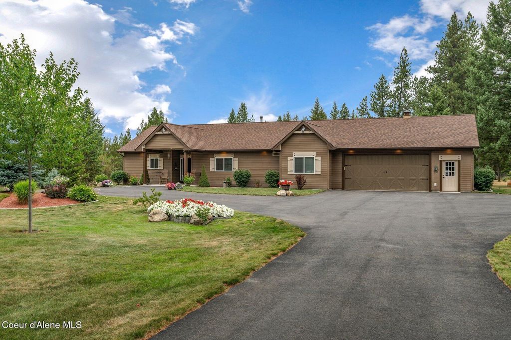 Photo of 975 OHIO MATCH Rd, Rathdrum, ID 83858 (MLS # 25-8191)