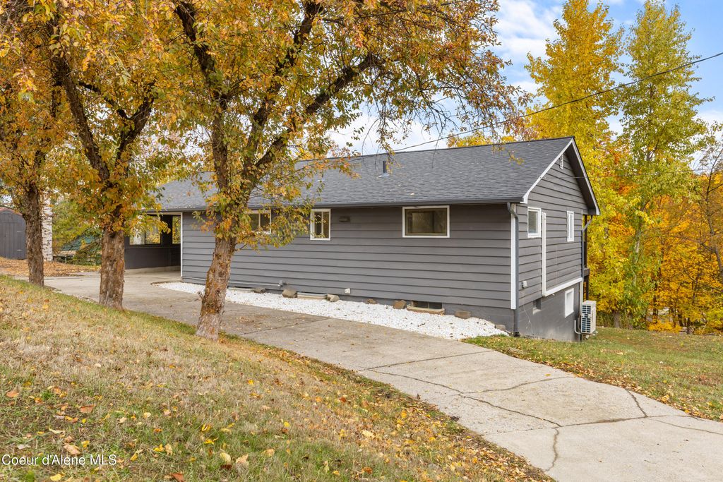 Photo of 534 Washington Ave, St. Maries, ID 83861 (MLS # 25-10868)