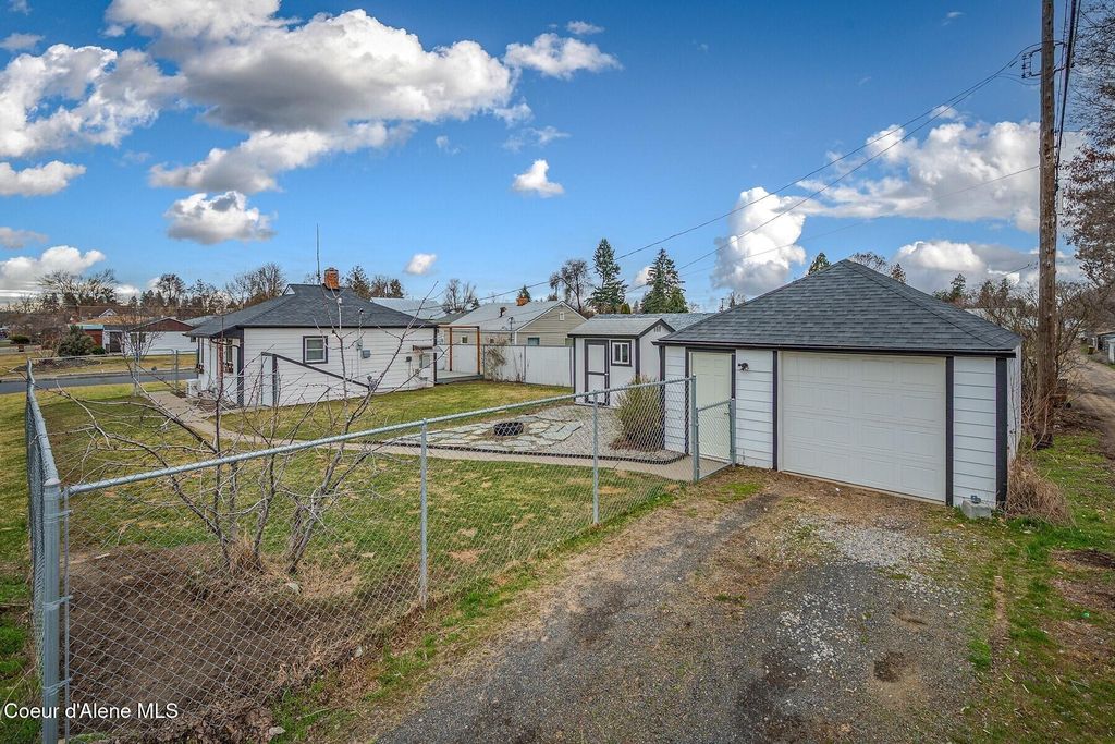 Photo of 727 Crown Ave, Spokane, WA 99207 (MLS # 26-1966)