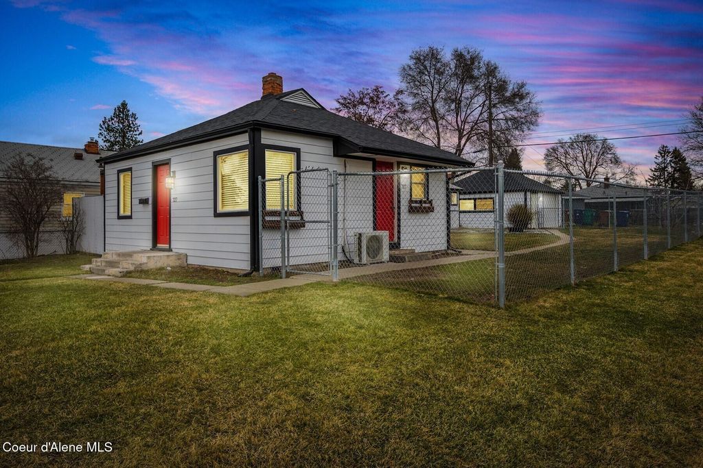 Photo of 727 Crown Ave, Spokane, WA 99207 (MLS # 26-1966)