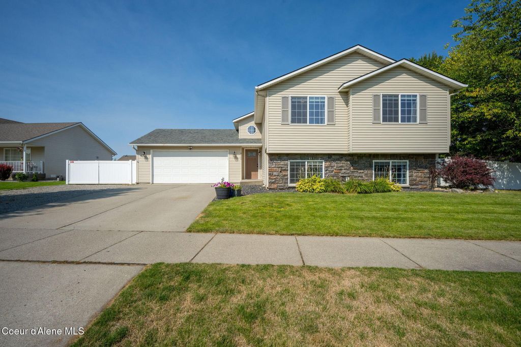 Photo of 9099 RAMSGATE Ln, Hayden, ID 83835 (MLS # 25-8476)