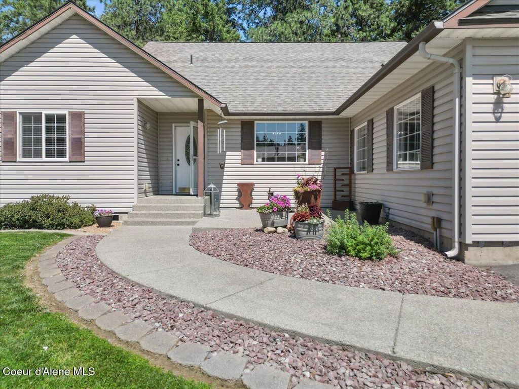 Photo of 32595 1ST Ave, Spirit Lake, ID 83869 (MLS # 25-7460)