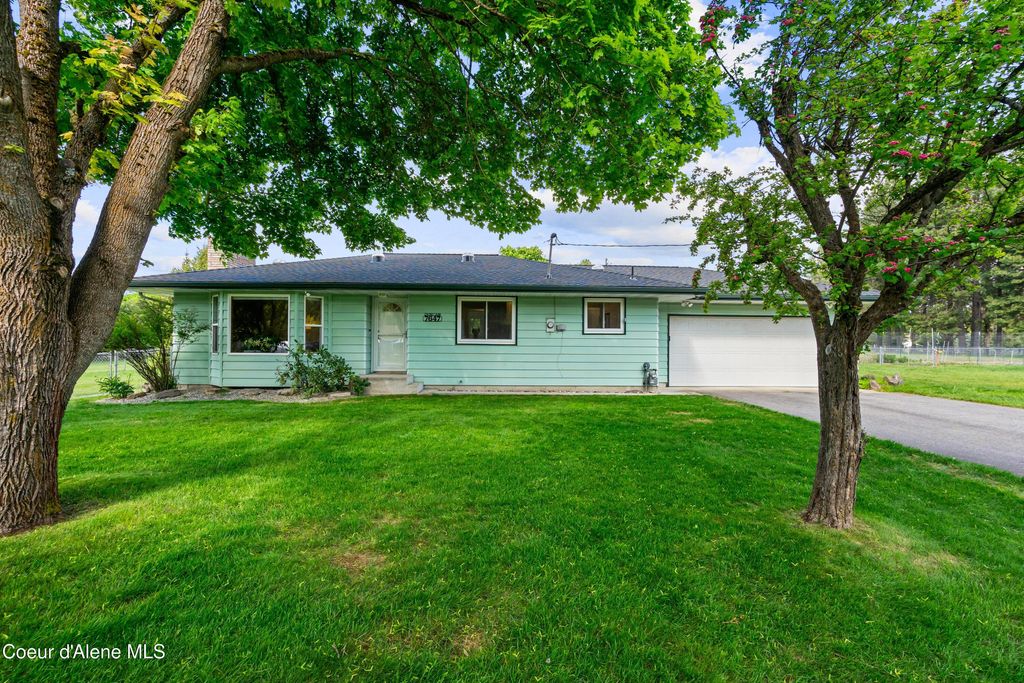 Photo of 7647 15TH St, Dalton Gardens, ID 83815 (MLS # 25-10105)