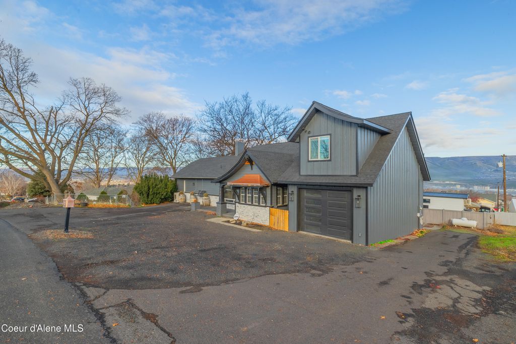 Photo of 1621 Vineyard Dr, Lewiston, ID 83501 (MLS # 26-1493)