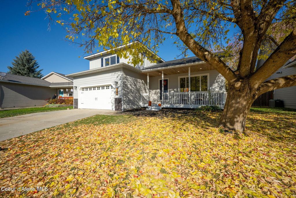 Photo of 1721 Northshore Dr, Sandpoint, ID 83864 (MLS # 25-10633)