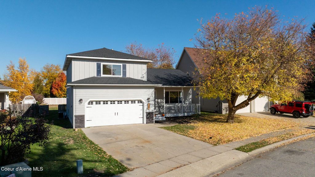 Photo of 1721 Northshore Dr, Sandpoint, ID 83864 (MLS # 25-10633)