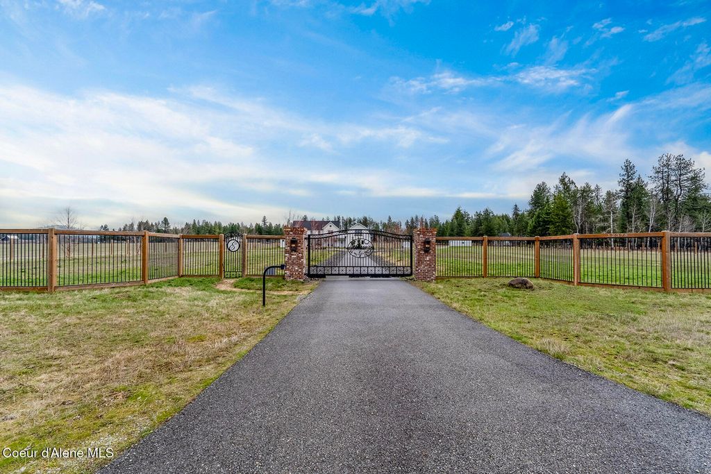 Photo of 12378 Meadow Wood Ln, Hayden, ID 83835 (MLS # 26-2018)