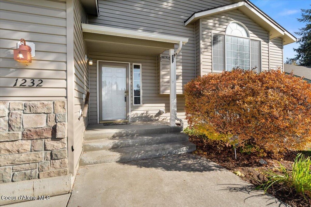 Photo of 1232 Edgewood CIR, Coeur dAlene, ID 83815 (MLS # 26-10287)